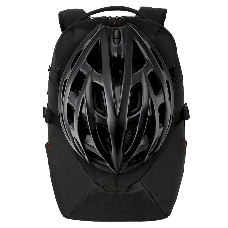 Targus Terra EcoSmart 23L con casco sujeto en el arnés frontal
