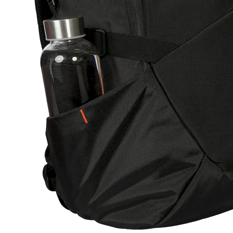 Targus Terra EcoSmart 23L detalle de bolsillo y cierres